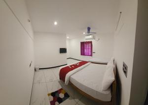 Postel nebo postele na pokoji v ubytování Coral Reef Eden Beach Resort