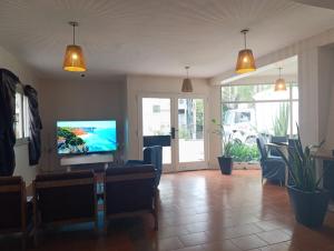 TV a/nebo společenská místnost v ubytování Black Suites Pinamar