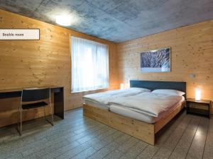 切勒里纳全能酒店 - 旅馆住宿/瑞士小屋的一间带大床和窗户的卧室