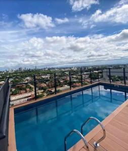 a swimming pool on the roof of a building at Departamento de 1 habitación con amenities, cerca del eje corporativo in Fernando de la Mora