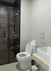 a bathroom with a toilet and a shower and a sink at Departamento de 1 habitación con amenities, cerca del eje corporativo in Fernando de la Mora