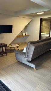 a living room with a couch and a table at casa jardim Eliza in Foz do Iguaçu