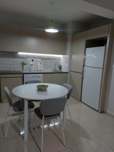 Η κουζίνα ή μικρή κουζίνα στο Bird's Nest, close to EMU, in the city center +3 φωτογραφίες