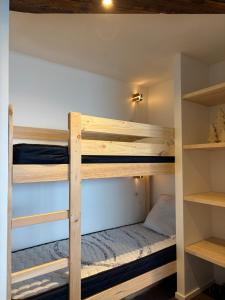 a bunk bed room with two bunk beds at Mountain&View in Besse-et-Saint-Anastaise