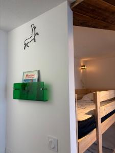 ein Schlafzimmer mit einem Bett und einem Schild an der Wand in der Unterkunft Mountain&View in Super Besse