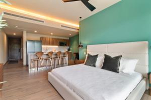 una camera con letto e una cucina con bar di Estudio Balaam a Playa del Carmen Altre 30 foto