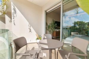 un patio con tavolo e sedie su un balcone di Estudio Balaam a Playa del Carmen