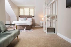 Giường trong phòng chung tại Penthouse Apartment with Roof Terrace Belfast City Centre