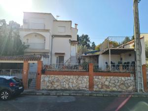 a car parked in front of a house at Quesa Tranquil Valencia in Quesa
