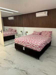 ein Schlafzimmer mit zwei Betten und einem Spiegel in der Unterkunft Sanzecasadapraia in São José da Coroa Grande + 54 Fotos