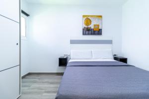 a bedroom with a bed with a purple bedspread at Villa Amir in Fuengirola