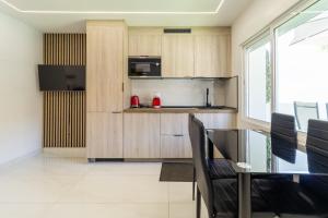 a dining room with a table and a kitchen at Villa Amir in Fuengirola