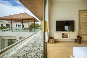 Μια τηλεόραση ή/και κέντρο ψυχαγωγίας στο Akal pool villa 3BR near Laguna, Bangtao & Beach