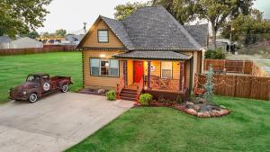 チッカシェーにあるRalphie's House Chickasha - Fiber WIFI - 4 Bedroom!の小さな家