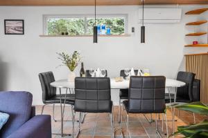 une salle à manger avec une table et des chaises dans l'établissement LF303-Hurup-Thy-Helligsovej-3, à Sønder Ydby 14 autres photos