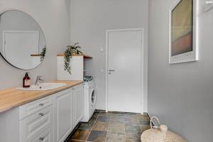 Koupelna v ubytování BV227-Blavand-Sonder-Vasevej-44 + 38 fotografií