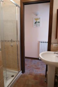 ein Badezimmer mit Dusche und Waschbecken in der Unterkunft Decio's Balcony in Spello + 6 Fotos