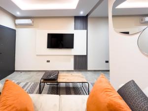 TV a/nebo společenská místnost v ubytování 1 bdr Apt, Spintex Rd, Accra, at Ten99 Ave Suite 4