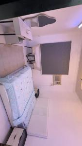 شقة فاخرةبمدخل خاص في الرياض: غرفة بسرير وتلفزيون بشاشة مسطحة