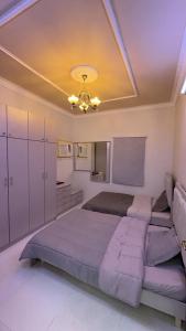 شقة فاخرةبمدخل خاص في الرياض: غرفة نوم بسرير كبير وسقف