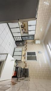 شقة فاخرةبمدخل خاص في الرياض: اطلالة علوية على مطبخ مع دواليب بيضاء