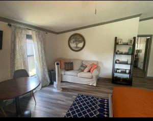 Ruang duduk di Cozy Studio, Steps to Pool, 15 mins to DT Dallas