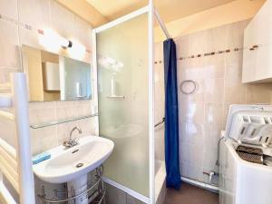 CazaubonにあるApartment in Barbotan-les-Thermesの洗面台とシャワー付きのバスルーム