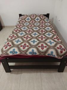 En eller flere senge i et værelse på Suarez home