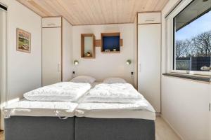 una cama en una habitación con ventana en BV138-Esbjerg-V-Sjelborgdalen-108, en Esbjerg