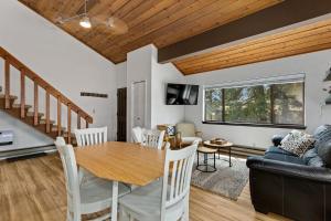 Χώρος καθιστικού στο McCall Mountain Getaway - Pet Friendly