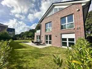 Aed väljaspool majutusasutust Wohnträume Große DHH aus 2024 - 160 m2- bis 7 Personen - 2 Bäder