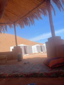 a room with a bed in the middle of a desert at Camp azawan hananich 