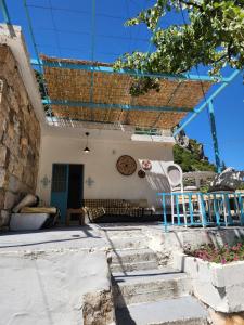 una casa con scale e sedie di fronte di Kadisha River House a Bcharré