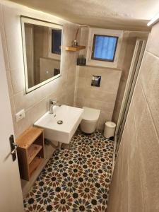 un piccolo bagno con lavandino e WC di Kadisha River House a Bcharré