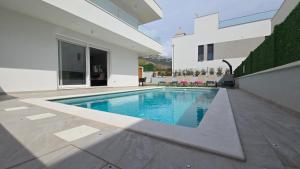 カシュテラにあるLuxury Villa Teo with heated swimming pool and panoramic viewの家の前のプール