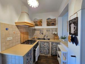 une cuisine avec une cuisinière et un évier dans l'établissement A casa di Isor, à San Vito dei Normanni 32 autres photos