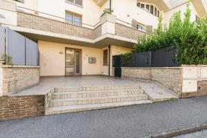 un edificio con escaleras que conducen a una puerta en Timo Loft, Empoli, en Empoli