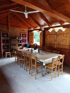 een grote eetkamer met een tafel en stoelen bij Vikendica Blagojević Čačak in Čačak