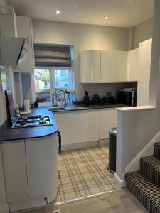 Köök või kööginurk majutusasutuses Roseleigh Cottage in the Heart of Cookham +14 fotot