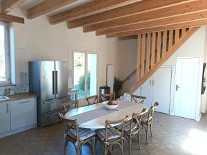 una cucina e una sala da pranzo con tavolo e sedie di Charming countryside retreat a Macqueville Altre 37 foto
