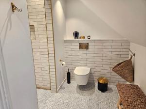 a small bathroom with a toilet in a room at FAN073-Fano-Kystvejen-13-2-sal in Fanø +33 photos