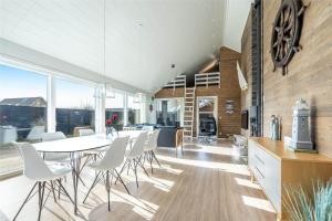 una cucina e una sala da pranzo con tavolo e sedie di 173-Ringkobing-Sondervig-Landevej-29 a Ringkøbing