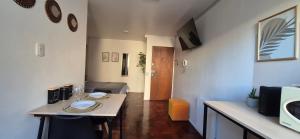 Una habitación con una mesa y una sala de estar. en Estudio 57, en Mendoza
