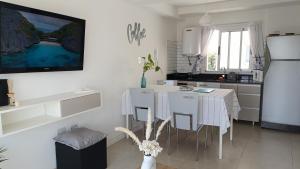a kitchen with a table with chairs and a sink at Apart Alameda in Paraná +22 photos