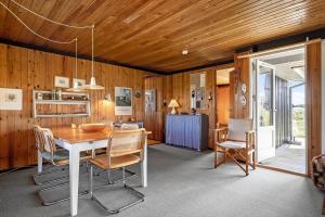 een eetkamer met een tafel en stoelen bij 1197-Ringkobing-Nordlysvej-17 in Søndervig