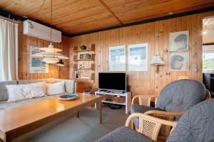 een woonkamer met een bank en een tafel bij 1197-Ringkobing-Nordlysvej-17 in Søndervig