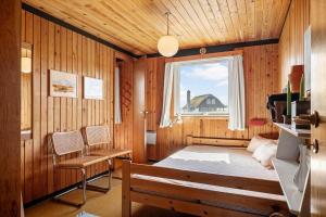 een slaapkamer met een bed en een raam in een kamer bij 1197-Ringkobing-Nordlysvej-17 in Søndervig