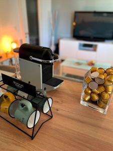 eine Kamera auf einem Tisch neben einer Schachtel Donuts in der Unterkunft Cosy 2P - Parking - Tram - Marché de Noël à 20min in Ostwald