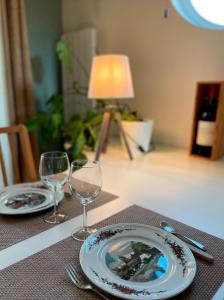 einen Tisch mit zwei Tellern und Weingläsern darauf in der Unterkunft Cosy 2P - Parking - Tram - Marché de Noël à 20min in Ostwald + 11 Fotos