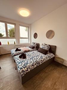 een slaapkamer met een bed en twee kussens erop bij Zur schönen Aussicht I 35 I Charmant I Am Feld in Dortmund